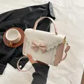 Bolso bandolera chic con lazo en rosa y beige, diseño color-block y bordes ondulados - Rosa
