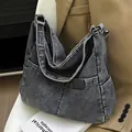 Grote grijze denim draagtas voor dames met een vintage lederen logopatch - Zwart