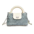 Borsa a secchiello trapuntata in denim azzurro con manico in pelle panna e catena - Bianco