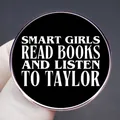 Pin redondo Smart Girls Read Books Taylor Swift en la mano para mostrar el tamaño - Estilo Eslogan Negro (Escuchar Canciones de Taylor Swift)