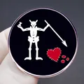 Spilla smaltata bandiera pirata Blackbeard con scheletro e cuore rosso su metallo - Barbanera Dal Cuore Spezzato