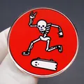 Spilla smaltata con scheletro su skateboard, fondo rosso e bordo oro rosa - Skateboard (skateboard Con Teschio)