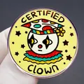Pin esmaltado Certified Clown con fondo amarillo y diseño de payaso colorido - Payaso Certificado