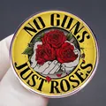 Spilla Guns N' Roses No Guns Just Roses con rose rosse su fondo giallo metallico - Stile Totem Rosa Rossa (Guns N Roses Band)