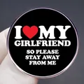 Broche ronde noire avec texte I Love My Girlfriend et motif graphique de cœur rouge - Style I Love My Girlfriend