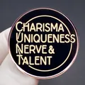 Emaille speld met Charisma Uniqueness Nerve & Talent tekst en gouden metalen rand - Zwart en Goud Stijl