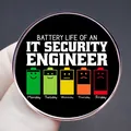 Runder Emaille-Anstecker mit IT Security Engineer Sozialbatterie-Diagramm von Montag bis Freitag - Ingenieur Soziale Batterie