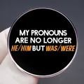 Spilla tonda in smalto nero con testo My Pronouns Are No Longer He/Him But Was/Were - Stile Slogan Pronomi