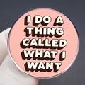 Spilla tonda rosa con lo slogan motivazionale I DO A THING CALLED WHAT I WANT - Stile Slogan Ispiratore (我想做我想做的事情)