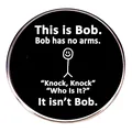 Spilla tonda in smalto nero Bob cartoon humor con omino bianco e testo divertente - Bob non ha braccia