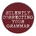 Στρογγυλή σκούρα κόκκινη καρφίτσα με το Silently Correcting Your Grammar - Σκούρο Κόκκινο