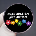 Spilla in smalto con scritta Cure Ableism Not Autism e fiori colorati arcobaleno - Stile Slogan Fiori Arcobaleno