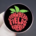 Spilla smaltata Strawberry Fields Forever con scritte rosa e bordo in metallo oro rosa - Stile Strawberry Fields Forever
