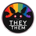 Spilla Mothman arcobaleno in smalto con pronomi THEY/THEM e occhi rossi su sfondo bianco - loro