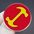 Spilla in smalto rosso con martelli gialli per decorazione di vestiti e zaini - Stile Martelli Incrociati (辛普森霍默石匠社团)