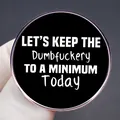 Schwarze runde Emaille-Anstecknadel mit dem Spruch Let's Keep the Dumbfuckery - Schwarzer Slogan