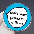Spilla in smalto blu con testo Share your pronouns with me in una nuvoletta di fumetto - Stile Testo Blu e Bianco (Pronouns)