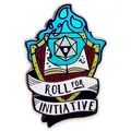 Spilla smaltata fiamma blu con dado d20 e design del libro Roll For Initiative - Roll For Initiative