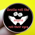 Rundes Emaille-Pin mit Flügeln, Würfeln und Devils roll the dice angels roll their eyes Text - Schwarzer Hintergrund Flügel und Würfel Stil
