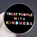 Spilla smaltata Treat People With Kindness nera con bordi in metallo oro rosa - Tratta le persone con gentilezza