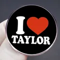 Spilla in metallo I Heart Taylor con sfondo nero e design a cuore rosso vivace - Stile I Love TAYLOR