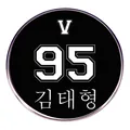 Spilla BTS V Kim Taehyung in metallo nero con numero 95 e nome coreano inciso - Stile con Lettere e Numeri Bianchi su Base Nera