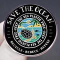 Épingle émaillée Save the Ocean avec tortue marine et slogans écologiques sur fond noir - Thème Sauver la Tortue de Mer Océan