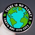 Broche en émail avec motif Terre et texte There Is No Planet B pour le Jour de la Terre - There Is No Planet B