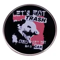 Runder Emaille-Pin mit Opossum und Spruch Let's Eat Trash and Get Hit by a Car - Lasst Uns Müll Essen Und Von Autos Angefahren Werden.
