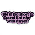 Spilla ispiratrice con scritta 'Life is too short to spend it at war with myself' smalto - La Vita È Troppo Breve