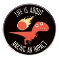 Spilla con dinosauro cartone e scritta Life is about making an impact su base nera - Stile Citazione Ispiratrice (La Vita Consiste nel Lasciare il Segno)