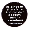 Spilla di Shakespeare con scritta it is not in the stars to hold our destiny in nero - Stile Citazione Shakespeare
