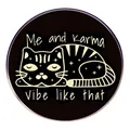 Dettaglio della spilla tonda in metallo con gatto stellato disegnato a mano e lo slogan - Stile Gatto Disegnato a Mano Nero