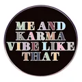 Dettaglio della spilla rotonda Me And Karma Vibe Like That con scritte colorate - Testo Colorato con Sfondo Nero