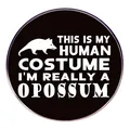 Pin divertido de zarigüeya con texto humorístico sobre fondo negro para accesorios únicos - Estilo Texto Disfraz Humano