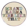 Dettaglio della spilla Me and Karma Vibe Like That con lettere colorate in stile retrò - Stile Tipografia Retro Beige