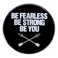 Inspirierende Be Fearless Metallnadel mit Pfeildesign auf schwarzem Hintergrund - Schwarzer Runder Stil (BE FEARLESS BE STRONG BE YOU)