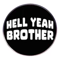 Vue détaillée du badge rond en métal avec le texte gras blanc HELL YEAH BROTHER - Hell Yeah Frère (Noir)