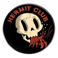 Hermit Club Brosche mit Cartoon-Totenkopf und roter Einsiedlerkrebs auf schwarzem Abzeichen - Hermit Club Totenkopf Design