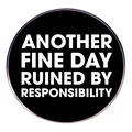 Στρογγυλή κονκάρδα σμάλτου με το κείμενο Another Fine Day Ruined By Responsibility σε μαύρο - Χιουμοριστικό αγγλικό σλόγκαν (Ruined By Responsibility)