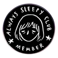 Spilla smaltata divertente Always Sleepy Club Member con personaggio stanco e stelle - Always Sleepy Club