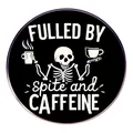 Skelett-Anstecknadel mit Fueled by Spite and Caffeine Text auf schwarzem Emblem - Skelett Kaffee Stil