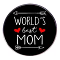 Detalle de una insignia redonda negra con 'WORLD'S best MOM' y un pequeño corazón rojo - Estilo World's Best Mom Corazón Negro
