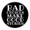 Spilla tonda in metallo con citazione 'Bad Choices Make Good Stories' su sfondo bianco - Bad Choices