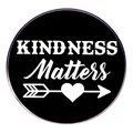 Rundes Kindness Matters Anstecker mit schwarzem Hintergrund und Herz-Pfeil-Grafik - Schwarz und Weiß KINDNESS Matters
