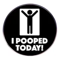 Divertente spilla nera rotonda con slogan 'I POOPED TODAY!' e piccola figura stilizzata - Slogan I POOPED TODAY!