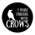 Spilla tonda in smalto nero con corvo bianco e scritta I MAKE FRIENDS WITH CROWS - Stile I Make Friends With Crows