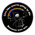 Broche faucheuse ronde avec arc-en-ciel et texte Live Like You Are Going To Die noir - Live Like You Are Going To Die