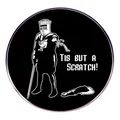 Pin redondo de aleación metálica del Caballero Negro de Monty Python con frase icónica - Monty Python Caballero Negro