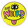 Spilla smaltata Stay Weird gialla con design pop art stravagante e motivo a occhio - Stay Weird (Giallo)